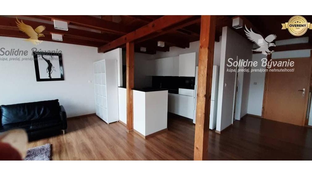 Prenajom  nadštandardný 2 izbovy mezonetový byt s parkovaním priamo na námestí, Banska Bystrica