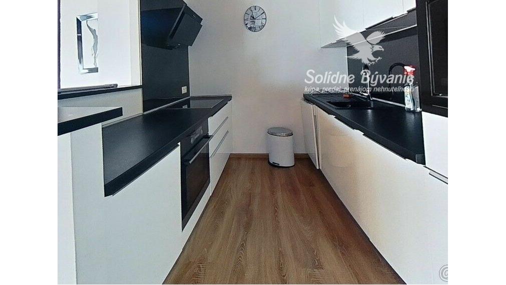 Prenajom  nadštandardný 2 izbovy mezonetový byt s parkovaním priamo na námestí, Banska Bystrica