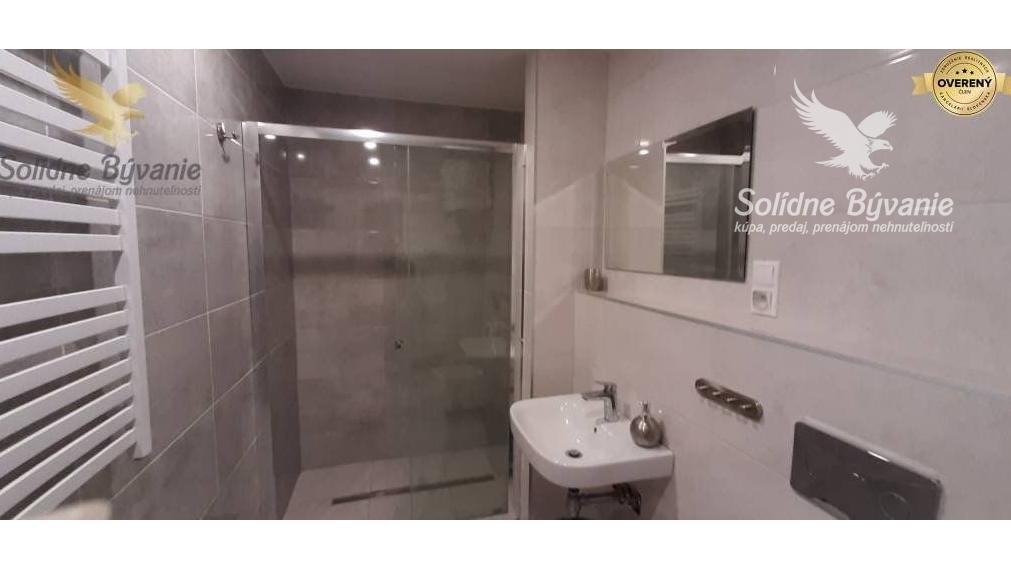 Prenajom  nadštandardný 2 izbovy mezonetový byt s parkovaním priamo na námestí, Banska Bystrica