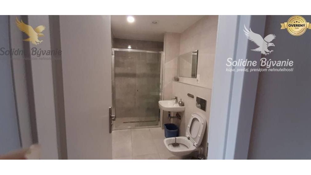 Prenajom  nadštandardný 2 izbovy mezonetový byt s parkovaním priamo na námestí, Banska Bystrica