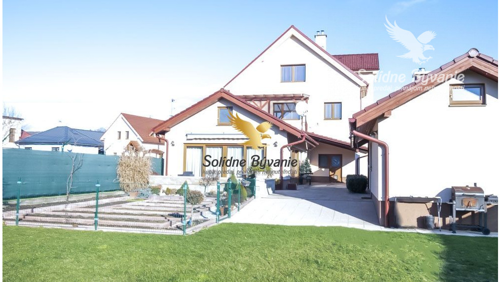 Exkluzívne na predaj veľký, zrekonštruovaný 9-Izbový dom s veľkým pozemkom, so saunou vo Vlkanovej
