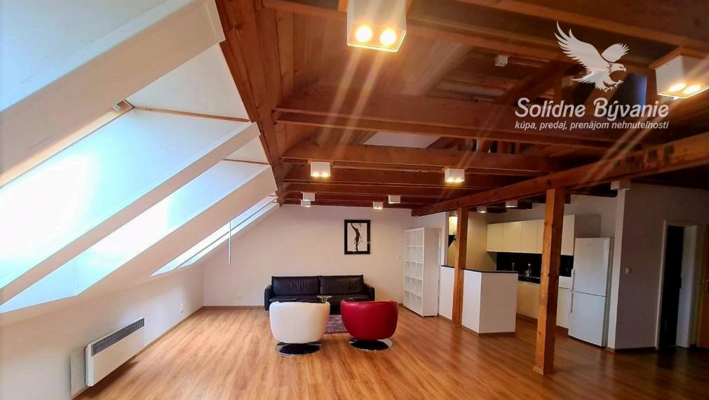 Prenajom  nadštandardný 2 izbovy mezonetový byt s parkovaním priamo na námestí, Banska Bystrica