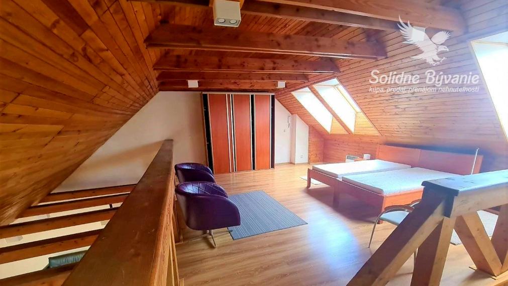 Prenajom  nadštandardný 2 izbovy mezonetový byt s parkovaním priamo na námestí, Banska Bystrica