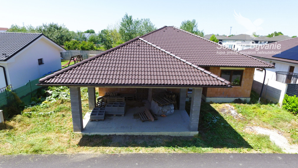 Priestranný rozostavaný 4-izbový rodinný dom v Trsticiach