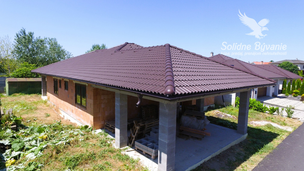 Priestranný rozostavaný 4-izbový rodinný dom v Trsticiach