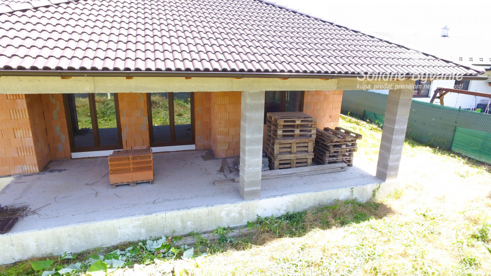 Priestranný rozostavaný 4-izbový rodinný dom v Trsticiach