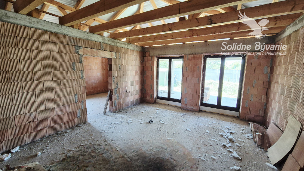Priestranný rozostavaný 4-izbový rodinný dom v Trsticiach