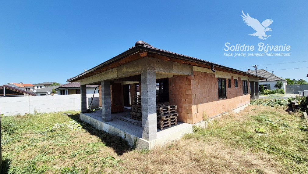 Priestranný rozostavaný 4-izbový rodinný dom v Trsticiach