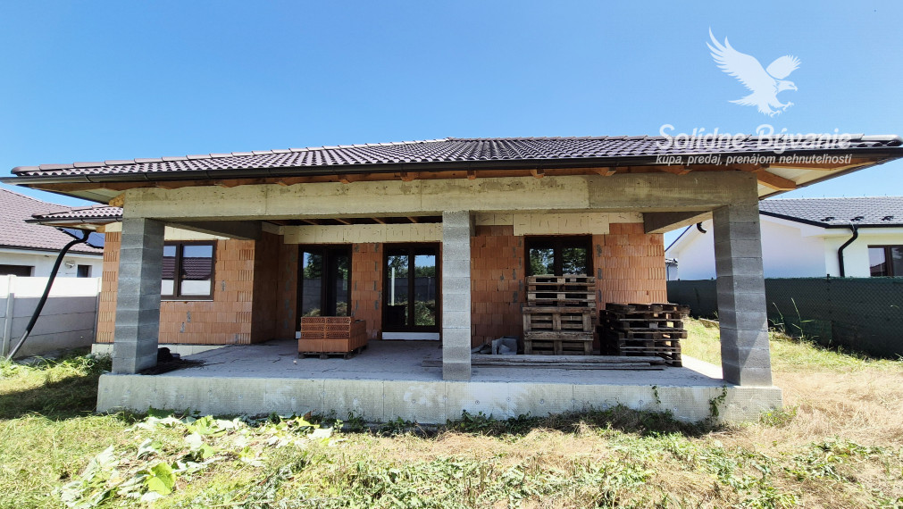 Priestranný rozostavaný 4-izbový rodinný dom v Trsticiach