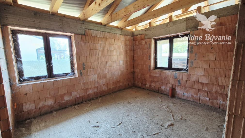 Priestranný rozostavaný 4-izbový rodinný dom v Trsticiach