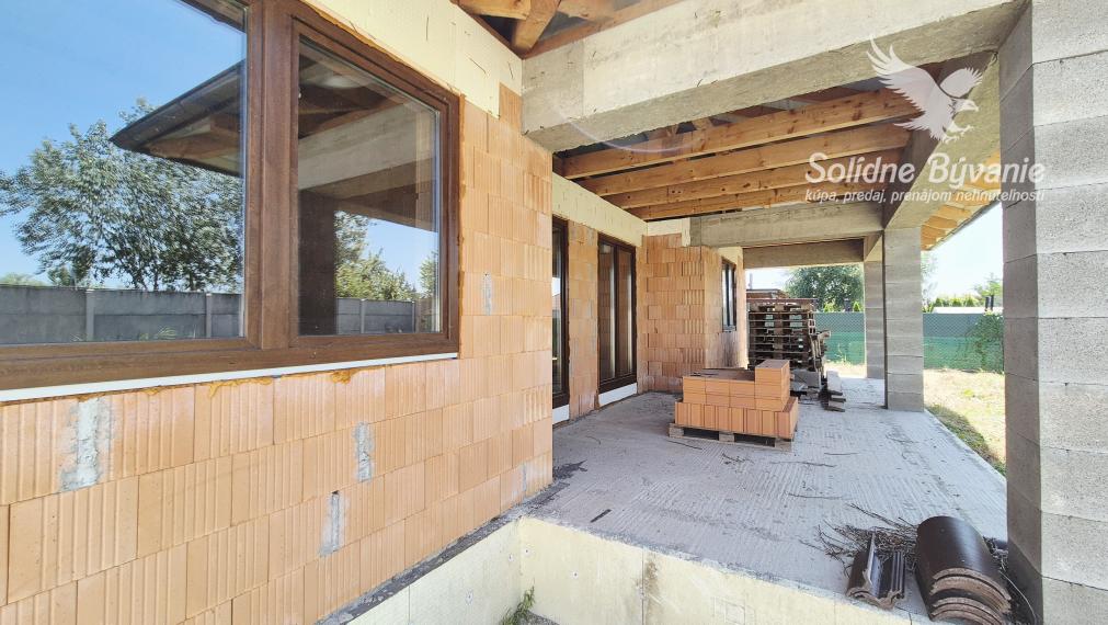 Priestranný rozostavaný 4-izbový rodinný dom v Trsticiach