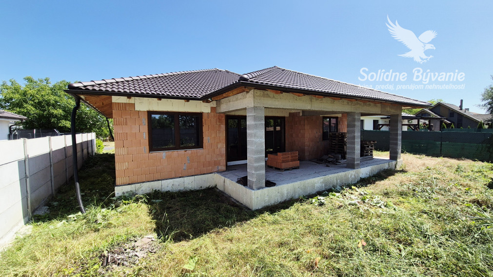 Priestranný rozostavaný 4-izbový rodinný dom v Trsticiach