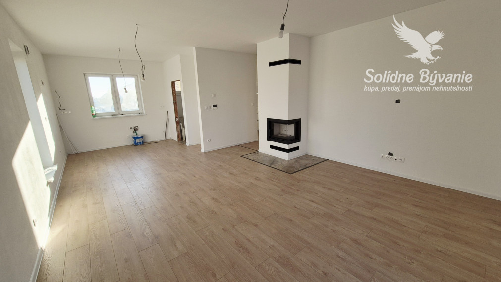 Skolaudovaná 4-izbová novostavba v stave ŠTANDARD s tepelným čerpadlom a krbom v Kvetoslavove