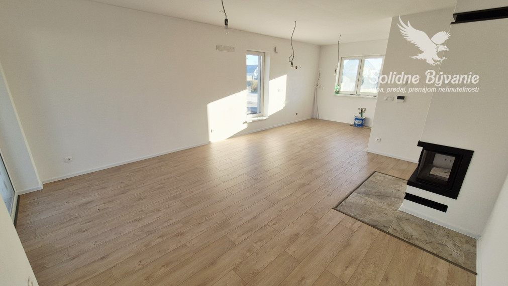 Skolaudovaná 4-izbová novostavba v stave ŠTANDARD s tepelným čerpadlom a krbom v Kvetoslavove