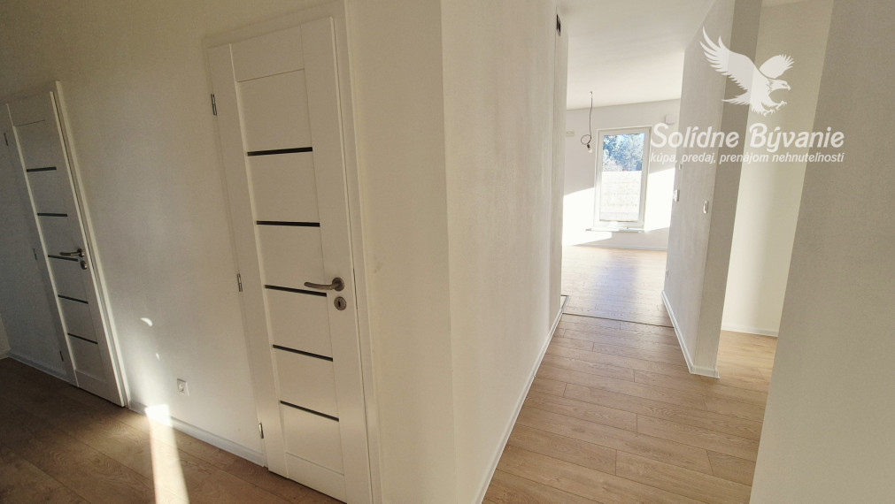 Skolaudovaná 4-izbová novostavba v stave ŠTANDARD s tepelným čerpadlom a krbom v Kvetoslavove