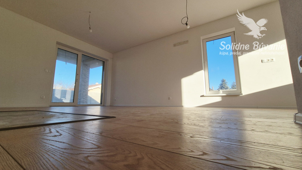 Skolaudovaná 4-izbová novostavba v stave ŠTANDARD s tepelným čerpadlom a krbom v Kvetoslavove