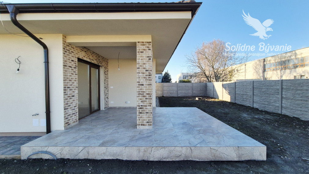 Skolaudovaná 4-izbová novostavba v stave ŠTANDARD s tepelným čerpadlom a krbom v Kvetoslavove