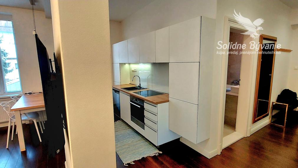 Prenájom, nadštandardný 3 izbovy  byt  pre rodinu +parkovacie miesto, ČSA,Banska Bystrica