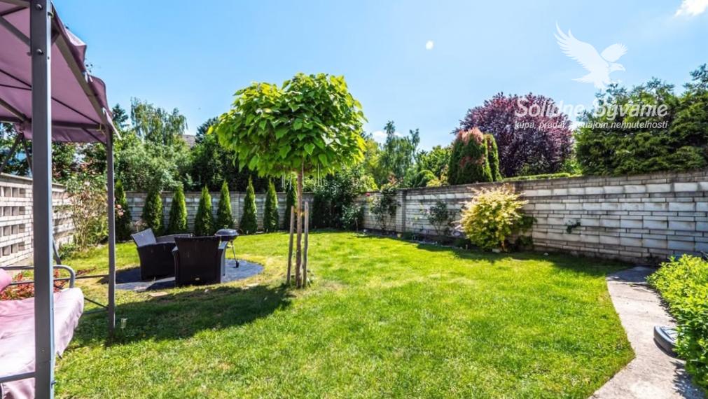 Veľkometrážny rodinný dom s dvojgarážou v centre Galanty