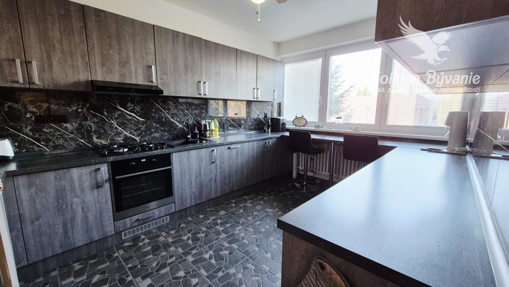 Veľkometrážny rodinný dom s dvojgarážou v centre Galanty