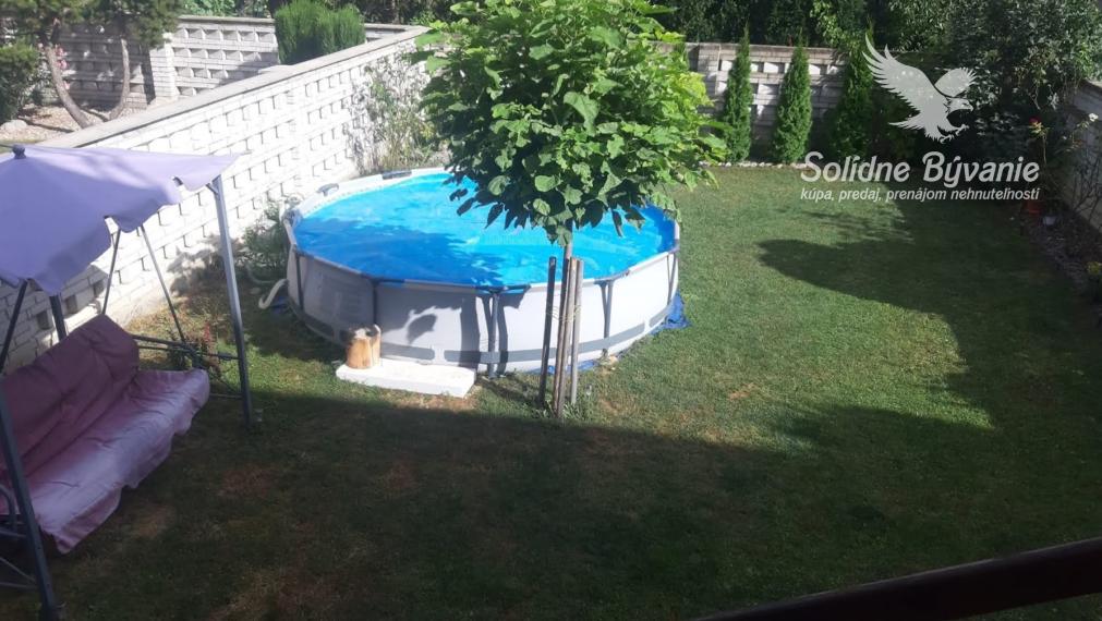 Veľkometrážny rodinný dom s dvojgarážou v centre Galanty