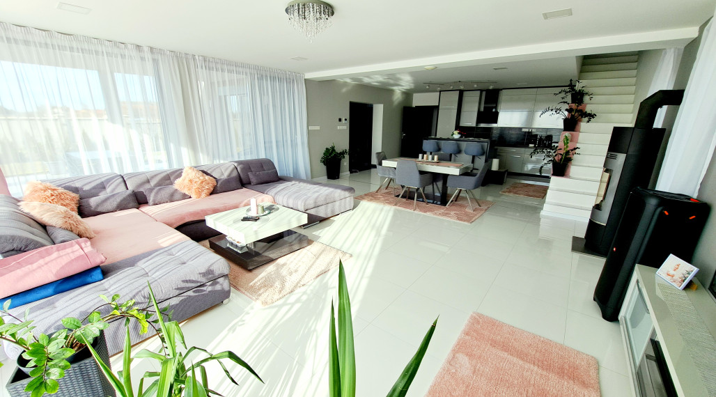 Moderný a nadštandardný 5-izbový rodinný dom, Tomášikovo