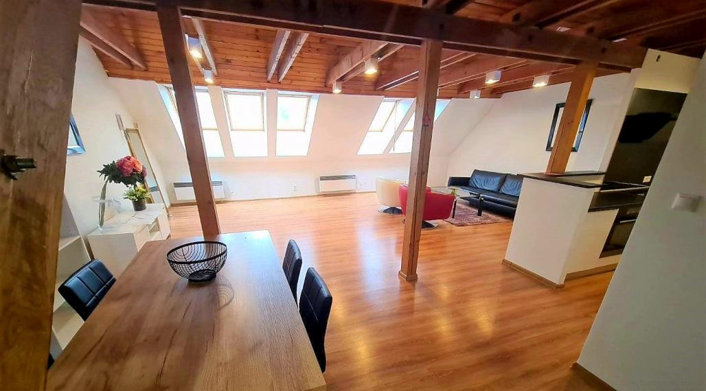 Prenajom  nadštandardný 2 izbovy mezonetový byt s parkovaním priamo na námestí, Banska Bystrica