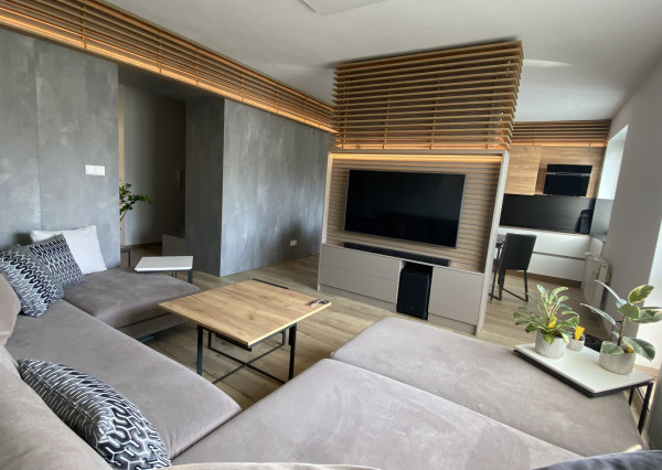 Veľký luxusný 2 izbový byt s balkónom centrum