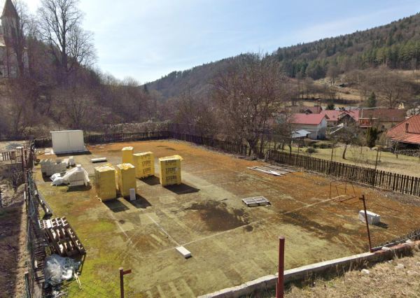 Exkluzívne na predaj slnečný pozemok pre stavbu RD pri BB